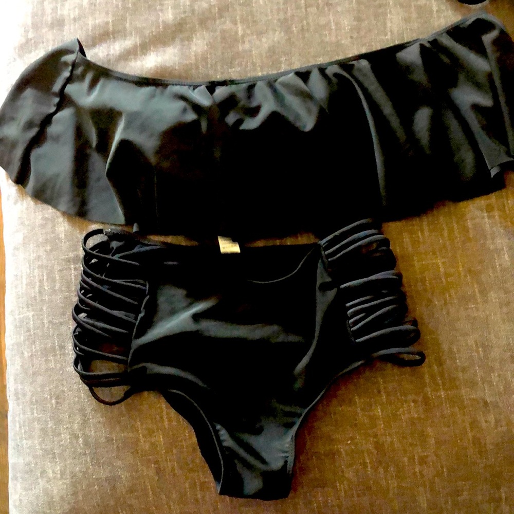 Bikini - Picture 1 of 1